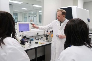 Group Leader Iain Macaulay discussing single-cell science during a lab open day